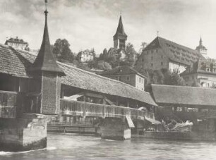 Luzern. Ansicht der, um 1365 als Wehrgang errichteten Kapellbrücke über der Reuss