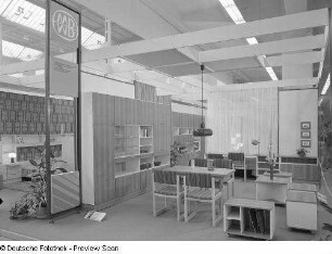 Anbauwand "Bützow 74" : Ausstellungskoje mit Anbauwand "Bützow 74" (1976; VEB Möbelwerke "Ernst Mundt" Bützow) und Wohnzimmermöbeln