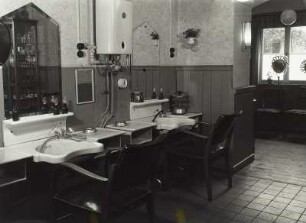 Frisiersalon Kliem. Waschtische in der Damenabteilung