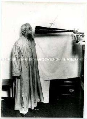 Rabindranath Tagore bei einer Tonaufzeichnung seiner Stimme