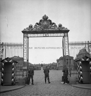 Tor von Schloss Versailles mit deutschen Soldaten als Wache