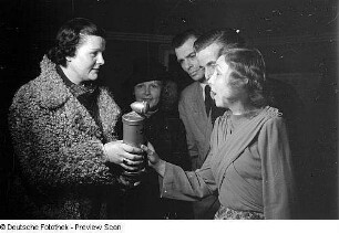 Frau Bayer-Post mit Mikrophon