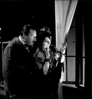 Kabarett der Komiker: Asta Nielsen; in: "Kriminalsketch Zimmer 16"; mit Stahl Nachbaur; sehen aus Fenster