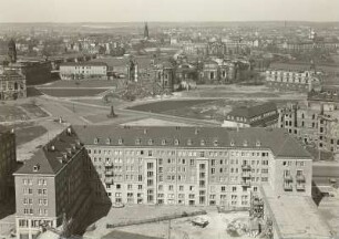 Dresden. Blick vom Rathausturm nach Norden über den Neubau an der Ernst-Thälmann-Straße (Wilsdruffer Straße) über den beräumten Neumarkt zur Ruine der Frauenkirche
