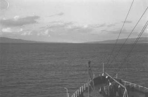 Messina von Süden : Blick vom Schiff auf die Meerenge von Messina