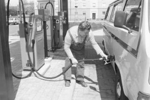 Verwendung von bleifreiem Benzin für die Autos des städtischen Fuhrparks