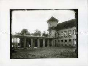 Außenansicht auf einen Teil der Säulenhalle im Schloss Rheinsberg