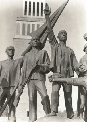 Weimar. Nationale Mahn- und Gedenkstätte Buchenwald auf dem Ettersberg. Buchenwald-Denkmal (F. Cremer). Teilansicht