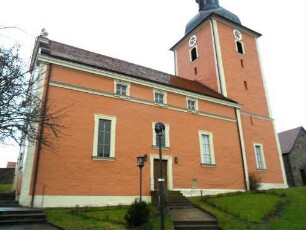 Evangelische Pfarrkirche-Kirche von Süden mit Kirchturm (Frühgotisch mit Schlitzscharten in den Mittelgeschossen) sowie Langhaus (Neubau Jahr 1705 sowie Überarbeitung 1892)