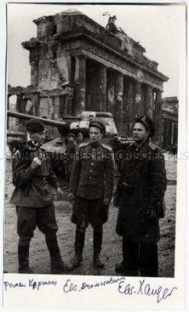 Drei jüdische Sowjetsoldaten in Berlin