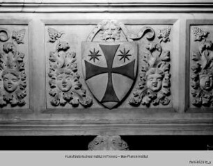 Zwei Wappen der Familie Corsini und Bruderschafts-Wappen der Cavalieri Gaudenti an der Schauseite - Corsini-Grab: Sarkophag
