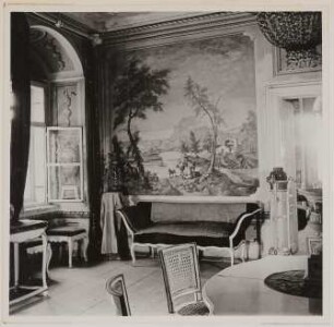 Hofmannsthals Salon in Rodaun mit Diwan und geöffnetem Fenster