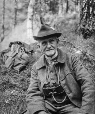 Bernhard Hoffmann : Portrait des Bernhard Hoffmann mit Fernglas, Lehrer und Ornithologe.