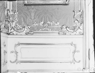 Potsdam, Neues Palais, Unteres Fürstenquartier, Rote Damastkammer, R.: 164, bespanntes Wandfeld links neben West-Tür (unterer Teil) und Paneel.