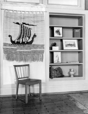 Interieur mit Regal, Stuhl und wandteppich mit Kogge