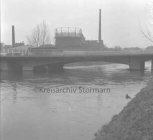 Trave: Hochwasser, dahinter Gasometer