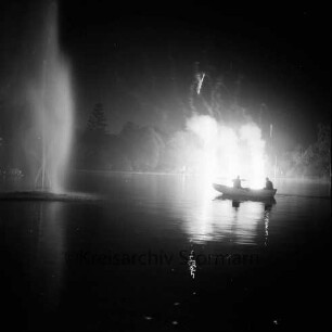 Karpfenfest: Neuhöfer Teich: Nachtaufnahme: Feuerwerk: davor Ruderboot: links angeleuchtete Wasserfontäne, 10. Oktober 1965