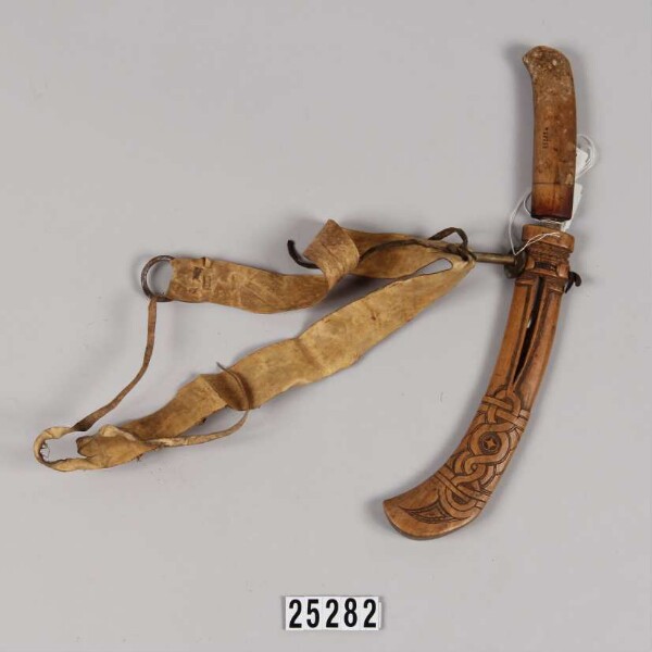 Messer mit ornamentierter Holzscheide und Ledergürtel