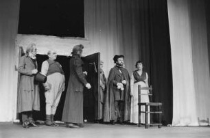 Szenenbilder aus "Die deutschen Kleinstädter", Schauspiel von August von Kotzebue. Volksbühne Berlin, 08.10.1976 (Premiere 10. Oktober 1976) : Mit Michael Gwisdek, Ursula Karusseit, Walfriede Schmitt, Werner Senftleben, Ruth Glöss, Marion van de Kamp, Wilfried Ortmann, Bodo Krämer, Erich Brauer, Harry Merkel, Klaus Mertens, Winfried Wagner, Karin Ugowski, Peter Marx