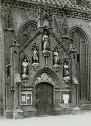 Nordportal mit Figuren von Moses, Johannes der Täufer, Christus, Petrus und Paulus