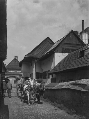 Straße : Blick auf eine Straße in Kezmarok mit Kutschen und Fußgängern.