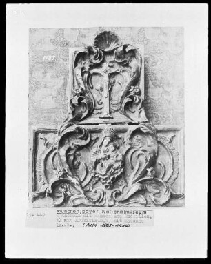 Kachel mit Ranken und Rocaillen, mit Kruzifix und Madonna