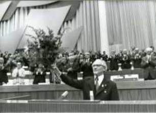 Blumen für Erich Honecker auf dem 9.Parteitag der SED