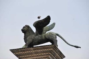 Geflügelter Markuslöwe : Der geflügelte Markuslöwe ist das Wahrzeichen der Stadt, hier als Skulptur auf der Säule auf der Piazetta. Aufgenommen in Venedig am 13. Mai 2009