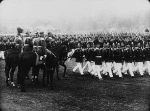 Königsparade anläßlich des Geburtstages Friedrich August III. von Sachsen (Szene aus einem Dokumentarfilm)
