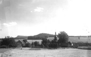 Reinhardtsdorf-Schöna. Ortsteilansicht Reinahardtsdorf mit Dorfkirche. Blick nach Südsüdwest gegen Wolfsberg und Großen Zschirnstei