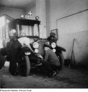 Berliner Feuerwehr. Maschinisten bei der Arbeit an einem Rettungswagen