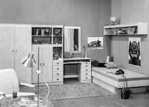 Jugendzimmer : Leipzig. Leipziger Herbstmesse, 1986. Jugendzimmer. Holz, folienbeschichtet in Eschenholzoptik, hell (1986; VEB Möbelkombinat Ribnitz-Damgarten)