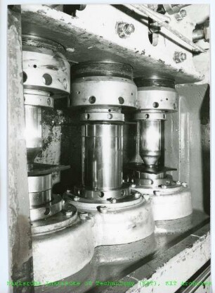 Hydraulische Pressen zur Durchführung unbekannter Materialversuche am Heißdampfreaktor (HDR)