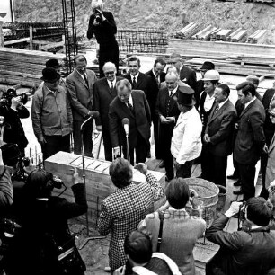 Friedrich-Ebert-Stiftung: Am Kratt: Heimvolkshochschule: Grundsteinlegung durch Bundeskanzler Willy Brandt: Willy Brandt legt Grundstein: SPD-Landesvorsitzender Jochen Steffen, Bürgervorsteher Heinz Beusen, Bürgermeister Manfred Samusch, Politiker, Presse, Handwerker, 20. April 1971