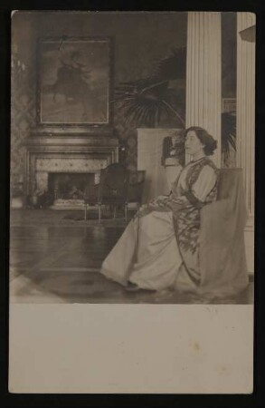 Gerty von Hofmannsthal im Festsaal von Schloss Neubeuern