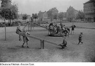 Kinder auf einem Spielplatz