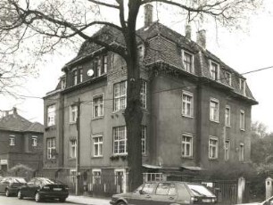 Dresden-Trachau, Platanenstraße 22. Wohnhaus (1912/13). Straßenansicht mit mächtiger Linde und Einfriedung