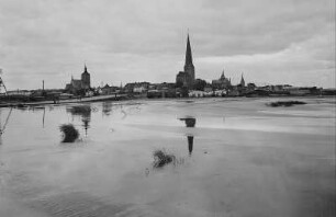 Rostock, Stadtansicht : Rostock. Stadtsilhouette über die Warnow. Ansicht von Osten