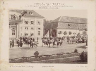Kostümierte zu Pferd beim Jubiläums-Festzug zum 70. Geburtstag des Großherzogs Friedrich I. von Baden vor dem Karlsruher Schloss