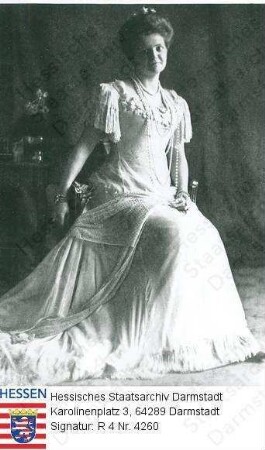 Eleonore Großherzogin v. Hessen und bei Rhein geb. Prinzessin zu Solms-Hohensolms-Lich (1871-1937) / Porträt, sitzend, Ganzfigur