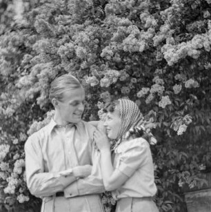 Elisabeth Gremmler und ein befreundeter Mann vor einem Fliederstrauch