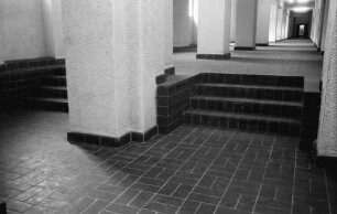 Freiburg: Handelsschule; Klinker im Kellergeschoss