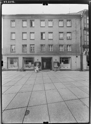 Quedlinburg, Steinbrücke. Wohnhaus mit Laden. Straßenfront