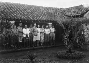 Portraitaufnahme : Gruppenportrait der Teilnehmer einer Reisegesellschaft und der Besitzerfamilie des Grundstückes.