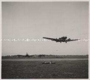 Wehrmachtssoldaten, Flugzeuge, Auf einem nordgriechischen Feldflughafen