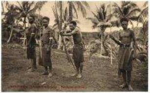 Einheimische mit traditionellen Waffen in Herbertshöhe, Deutsch-Neuguinea
