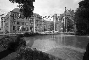 Freiburg: Kollegiumgebäude im Fahnenschmuck mit Teich, vom Werthmannhaus