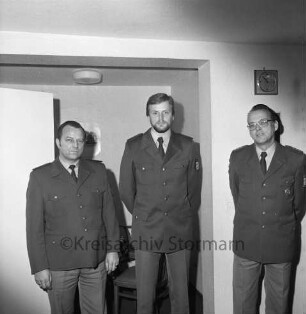 Polizei: Polizeistation: Papenwisch: Einführung des neuen Leiters Polizeikommissar Manfred Börner durch den Leiter des Polizeireviers Ahrensburg, Hauptkommissar Hans-Helmut Fick im Beisein des stellvertretenden Stationsleiters Hauptmeister Otto Gädt