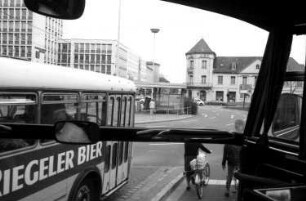 Freiburg: Vom hohen Bus; Verkehr am Platz vor dem Siegesdenkmal