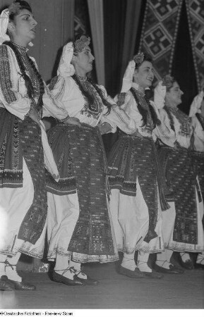 Tänzerinnen eines bulgarischen Ensembles in Tracht